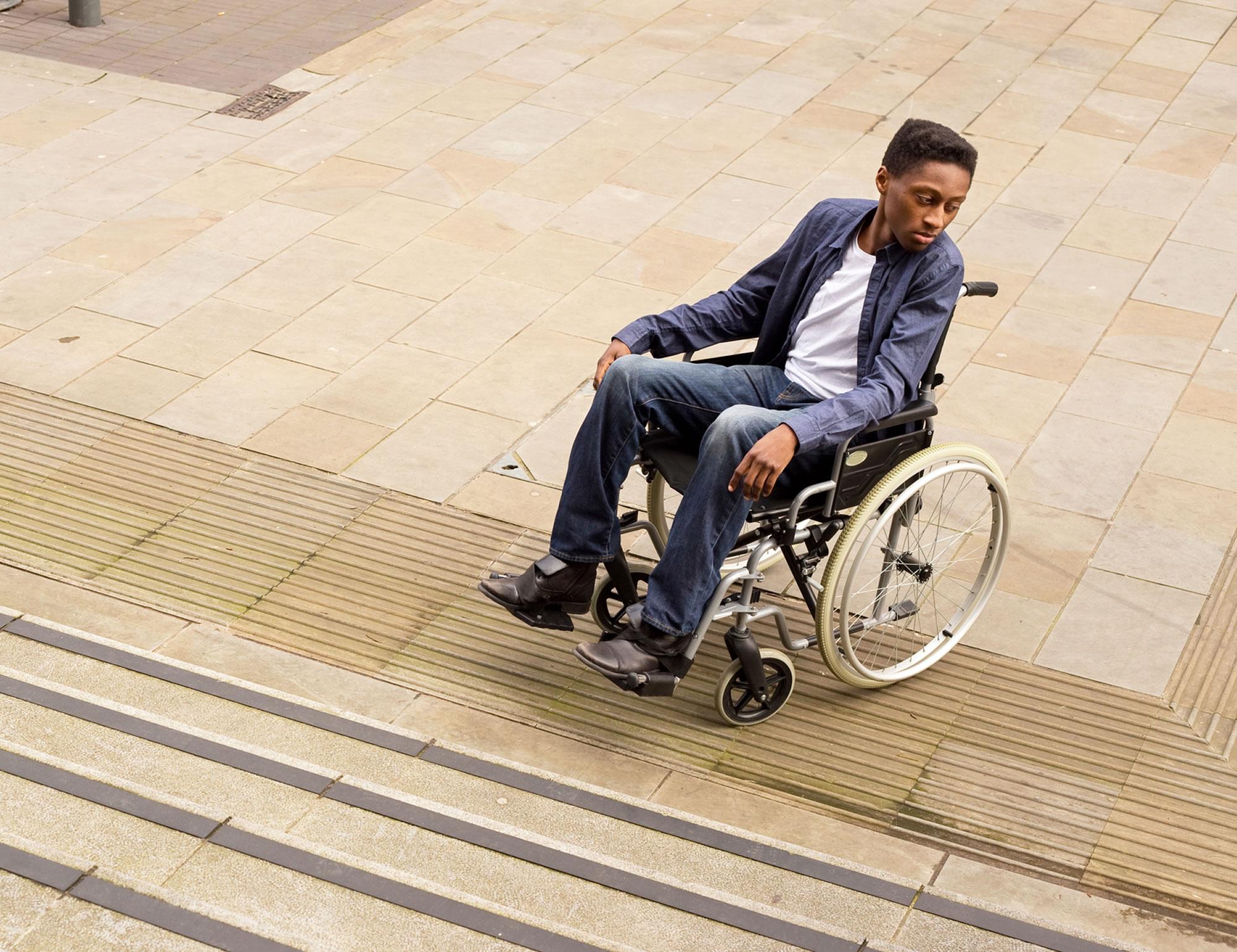 Rampe d accès handicapé fauteuil roulant et scooter ERP